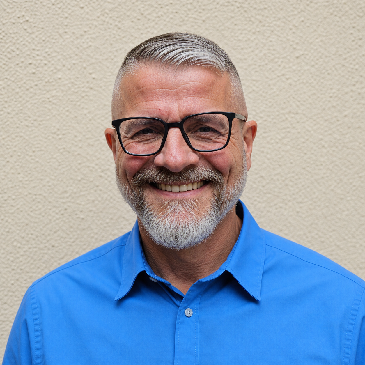 Portrait von Holger Brüning im königsblauen Hemd ohne Türrahmen